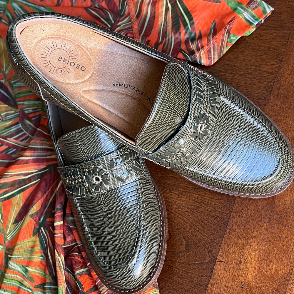 🎩🗝️NWOB $120 Brioso Comfort Loafer - Frisco - OLIVE